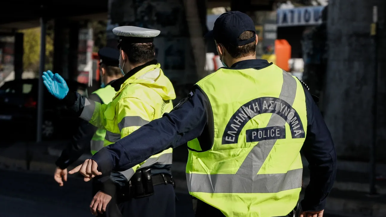 تقييد رجل يبلغ من العمر ٦٣ عامًا بالأصفاد أثناء قيادته سيارته تحت تأثير الكحول في مدينة سالونيكي