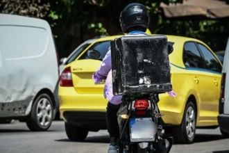 وفاة سائق توصيل يبلغ من العمر ٢٠ عامًا في حادث سير في أغيا باراسكيفي - جرفت سيارة دراجته النارية