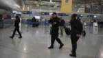أُلقي القبض على رجل يبلغ من العمر ٤٠ عاماً في مركز شرطة إلفثيريوس فينيزيلوس و بحوزته ٢٠٠٠ علبة سجائر مهربة