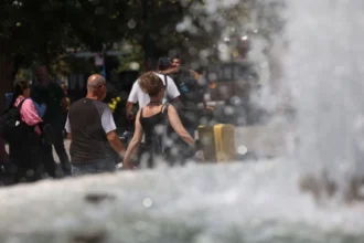 الطقس: صافٍ مع وجود بعض السحب المتفرقة في البر الرئيسي ظهراً - درجة الحرارة ٣٦ درجة