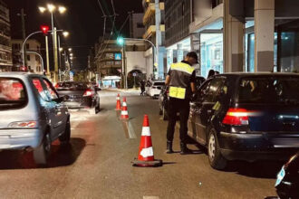 ألقت شرطة المرور القبض على ٩ سائقين كانوا تحت تأثير الكحول بعد عمليات تفتيش على الطرق الرئيسية في أتيكا