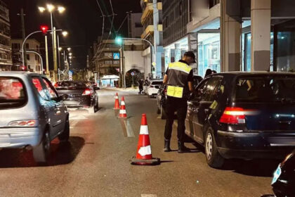 ألقت شرطة المرور القبض على ٩ سائقين كانوا تحت تأثير الكحول بعد عمليات تفتيش على الطرق الرئيسية في أتيكا