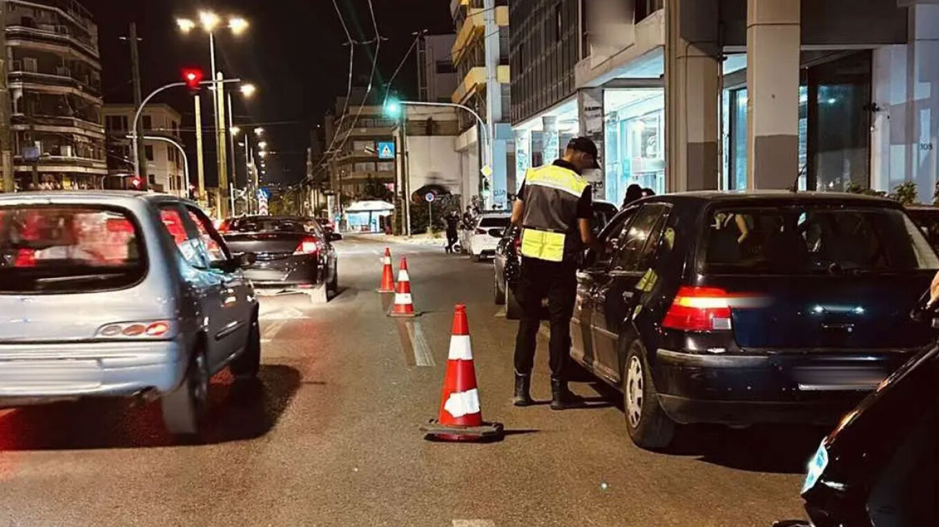 ألقت شرطة المرور القبض على ٩ سائقين كانوا تحت تأثير الكحول بعد عمليات تفتيش على الطرق الرئيسية في أتيكا