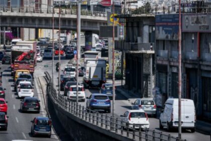 حركة المرور على الطرق: ازدحام مروري على جانبي مدينة كيفيسوس و ازدياد في حركة المرور في ميناء بيرايوس