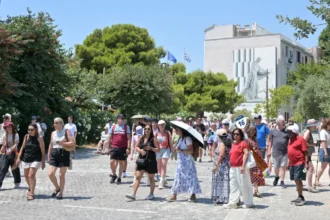 الطقس: حار حيث تصل درجة الحرارة إلى ٣٨ درجة مئوية في اتيكا