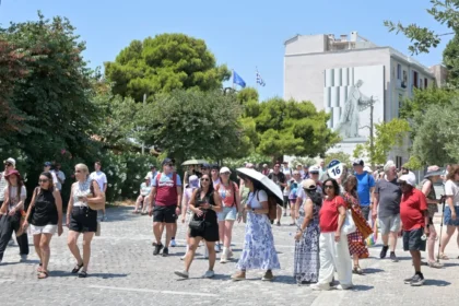 الطقس: حار حيث تصل درجة الحرارة إلى ٣٨ درجة مئوية في اتيكا