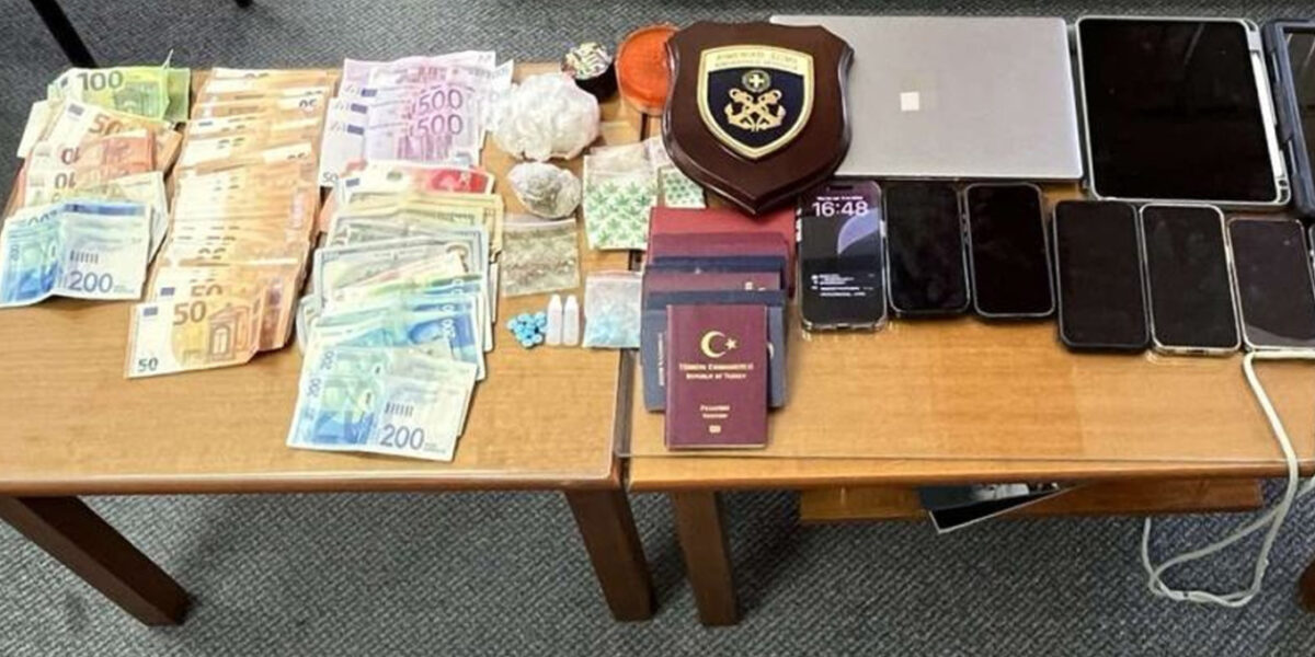 مداهمة لخفر السواحل على متن قارب شراعي في ليفكادا: عثروا على كوكايين و حبوب إكستاسي و نقود و ألقوا القبض على ٨ أشخاص