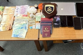 مداهمة لخفر السواحل على متن قارب شراعي في ليفكادا: عثروا على كوكايين و حبوب إكستاسي و نقود و ألقوا القبض على ٨ أشخاص
