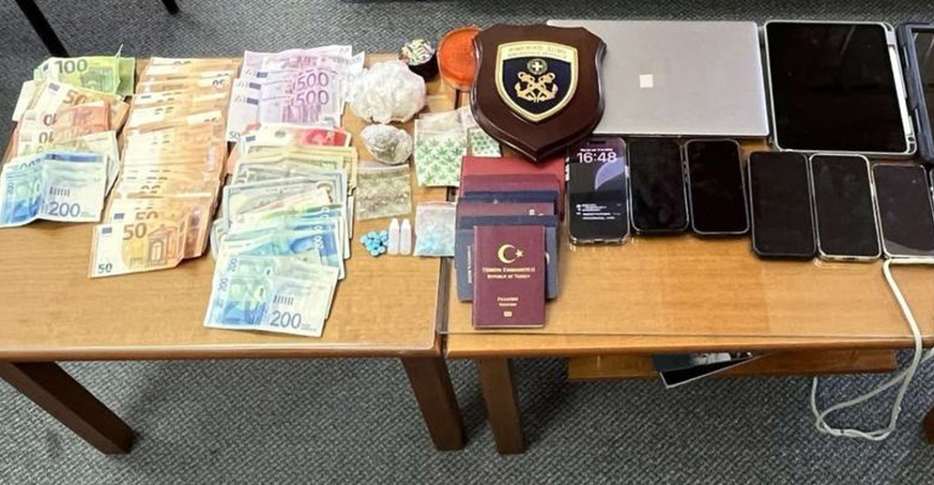 مداهمة لخفر السواحل على متن قارب شراعي في ليفكادا: عثروا على كوكايين و حبوب إكستاسي و نقود و ألقوا القبض على ٨ أشخاص