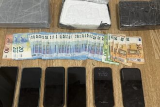 اعتقال ثلاثة أشخاص بتهمة الاتجار بالمخدرات في أتيكا و ضبط أكثر من ٣ كيلوغرامات من الكوكايين
