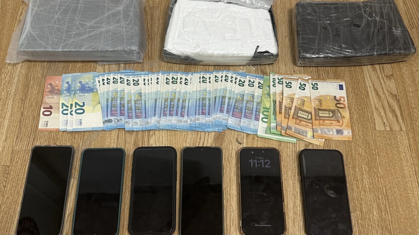 اعتقال ثلاثة أشخاص بتهمة الاتجار بالمخدرات في أتيكا و ضبط أكثر من ٣ كيلوغرامات من الكوكايين
