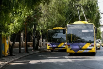 حادث مروري في بانيبستيميو: اصطدام حافلة بشاحنة كهربائية - إصابة ٤ أشخاص