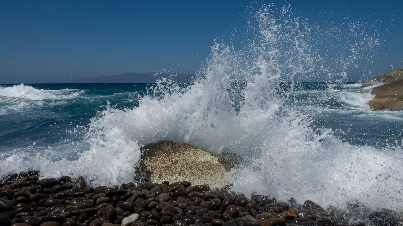 الطقس صافٍ عموماً مع بعض السحب المؤقتة و رياح تصل سرعتها إلى ٧ على مقياس بوفورت