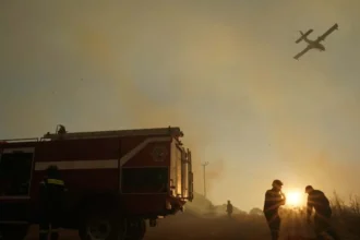 إدارة الإطفاء: اعتقال ثلاثة أشخاص في تريكالا و شرق أتيكا و بريفيزا بتهمة التسبب في حريق