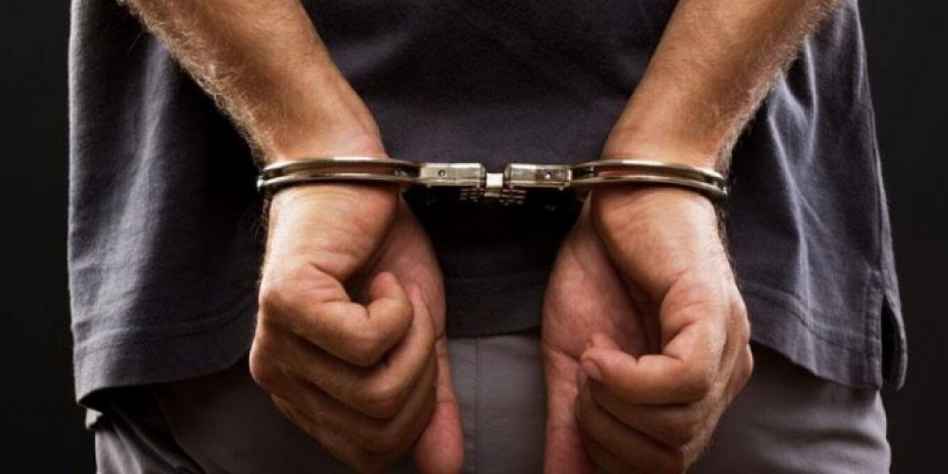 أُلقي القبض على هارب يبلغ من العمر ٤٦ عامًا في جزيرة كريت و كان قد أُدين بتهمة تزوير و اختلاس وثائق