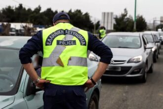 تعطل حركة المرور على شارع ماراثون بعد انقلاب مركبة