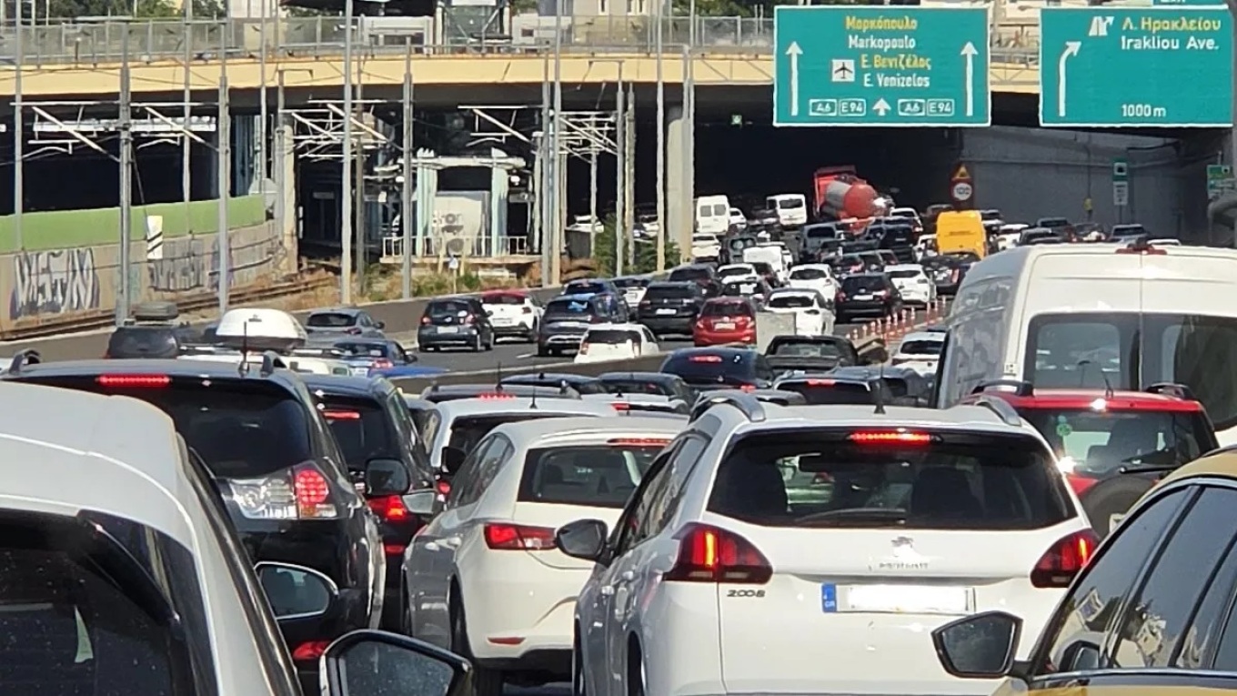تأخيرات بسبب حادث مروري على طريق أتيكي أودوس المؤدي إلى المطار