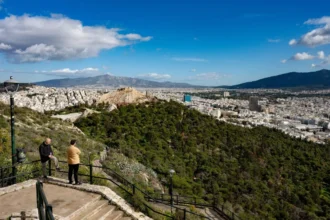 الطقس: مشمس مع بعض الغيوم - درجة الحرارة تصل إلى ٢٦ درجة مئوية