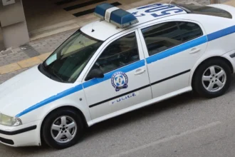 القبض على شاب يبلغ من العمر ١٦ عامًا بتهمة جرّ أحد المشاة بدراجة نارية في جزيرة كوس كما تم تقييد والده بالأصفاد