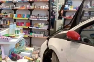 نيا ماكري: سائق مسنّ يضغط على دواسة البنزين بدلاً من الفرامل و يصطدم بصيدلية