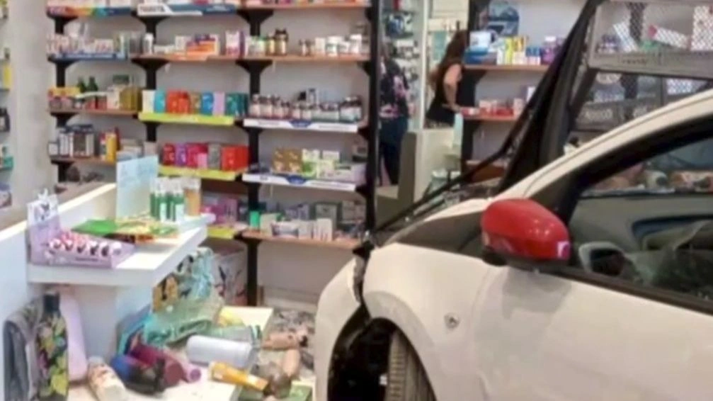 نيا ماكري: سائق مسنّ يضغط على دواسة البنزين بدلاً من الفرامل و يصطدم بصيدلية