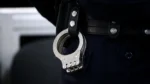 سالونيكي: إلقاء القبض على فتى يبلغ من العمر ١٦ عامًا بتهمة انتزاع سلسلة ذهبية من رقبة رجل مسن