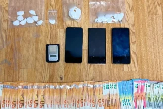 إلقاء القبض على ثلاثة أشخاص بتهمة الاتجار بالمخدرات في أتيكا - و وجهت تهمة القتل لأحدهم