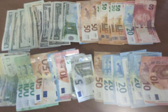 إلقاء القبض على ثلاثة أجانب بتهمة الاحتيال على السياح في وسط أثينا