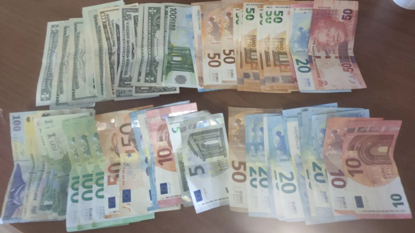 إلقاء القبض على ثلاثة أجانب بتهمة الاحتيال على السياح في وسط أثينا