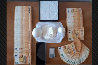 ألقت الشرطة في تريكالا القبض على رجل يبلغ من العمر 37 عامًا بتهمة الاتجار بالمخدرات صباح الخميس (17/9) و قد تم رفع دعوى قضائية ضده لانتهاكه قوانين المخدرات و بحسب معلومات من الشرطة اليونانية، فقد تم تفتيش منزله بمساعدة كلب بوليسي و تم خلال العملية ضبط ما يلي: