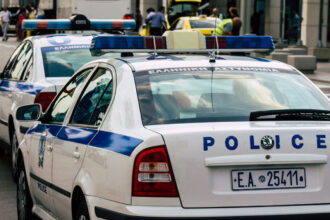 إلقاء القبض على شابين بتهمة حيازة المخدرات في ريثيمنو و مصادرة الكوكايين و مبالغ نقدية و سيارة
