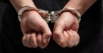 إلقاء القبض على شخصين بتهمة الاتجار بالمخدرات و بيع الأسلحة في زاكينثوس