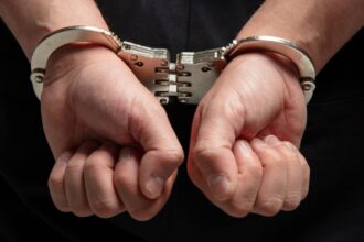 إلقاء القبض على شخصين بتهمة الاتجار بالمخدرات و بيع الأسلحة في زاكينثوس