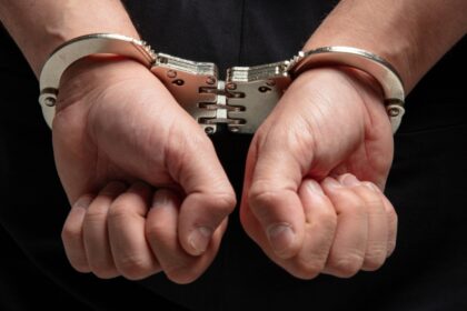 إلقاء القبض على شخصين بتهمة الاتجار بالمخدرات و بيع الأسلحة في زاكينثوس