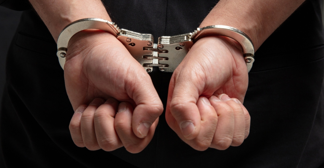إلقاء القبض على شخصين بتهمة الاتجار بالمخدرات و بيع الأسلحة في زاكينثوس