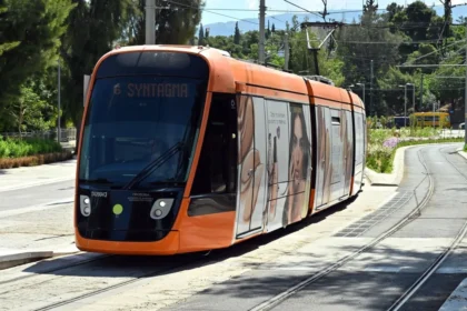 دهس ترام أحد المشاة في بيرايوس مما أسفر عن إصابته بجروح خطيرة و نقله إلى المستشفى