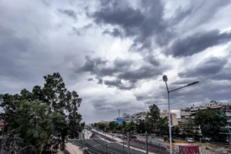 الطقس: غائم، أمطار متفرقة في معظم أنحاء البلاد - درجات حرارة منخفضه