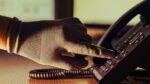 تمكن محتالون في خالكيذيكي انتحلوا صفة ضباط شرطة من سرقة مجوهرات من امرأة تبلغ من العمر ٨٢ عامًا