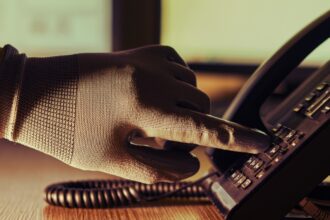 تمكن محتالون في خالكيذيكي انتحلوا صفة ضباط شرطة من سرقة مجوهرات من امرأة تبلغ من العمر ٨٢ عامًا