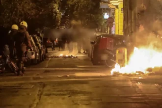 حوادث في إكسارخيا عند الفجر: حرائق في حاويات القمامة و هجوم بالحجارة على رجال الإطفاء - اعتقال شخصين