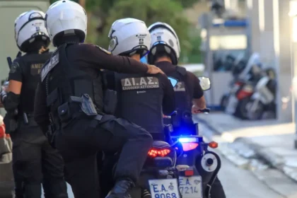 مطاردة عرضية لاثنين قاصرين في سيارة أجرة مسروقة في كاماتيرو