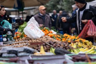 ما الذي يتغير في أسواق المزارعين: العمل في فترة ما بعد الظهر و التصاريح و مواقع البائعين