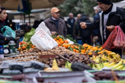 ما الذي يتغير في أسواق المزارعين: العمل في فترة ما بعد الظهر و التصاريح و مواقع البائعين