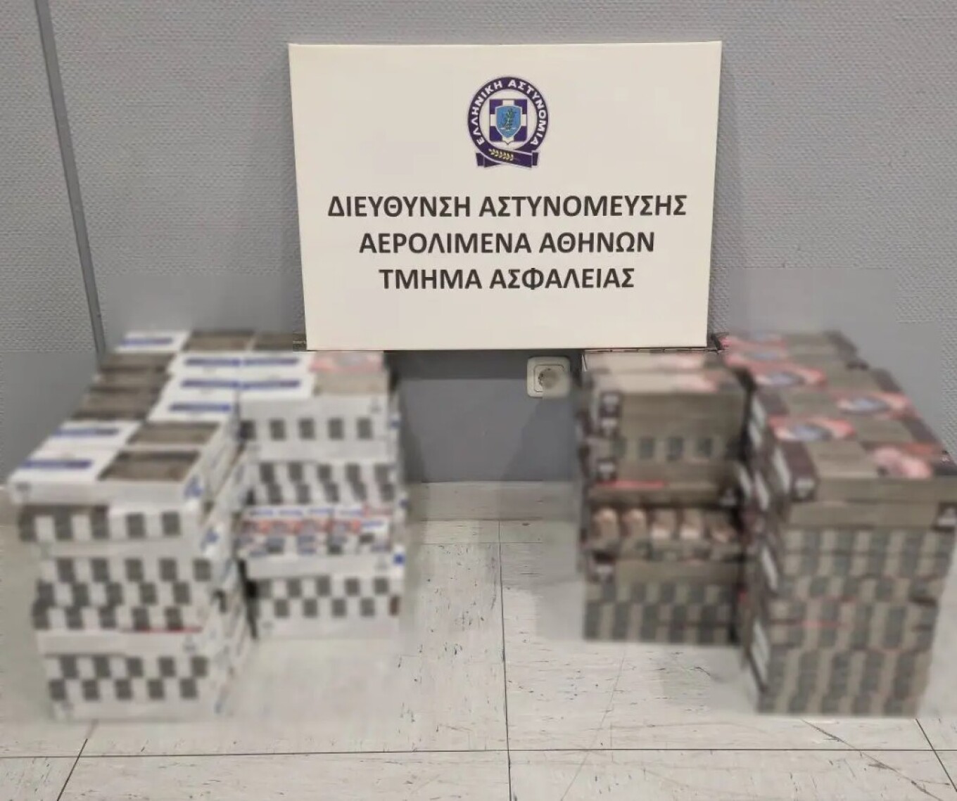 إلقاء القبض على رجل يبلغ من العمر ٣٣ عامًا لحيازته ١٩٠٠ سيجارة مهربة في أمتعته في مطار "إلفثيريوس فينيزيلوس"