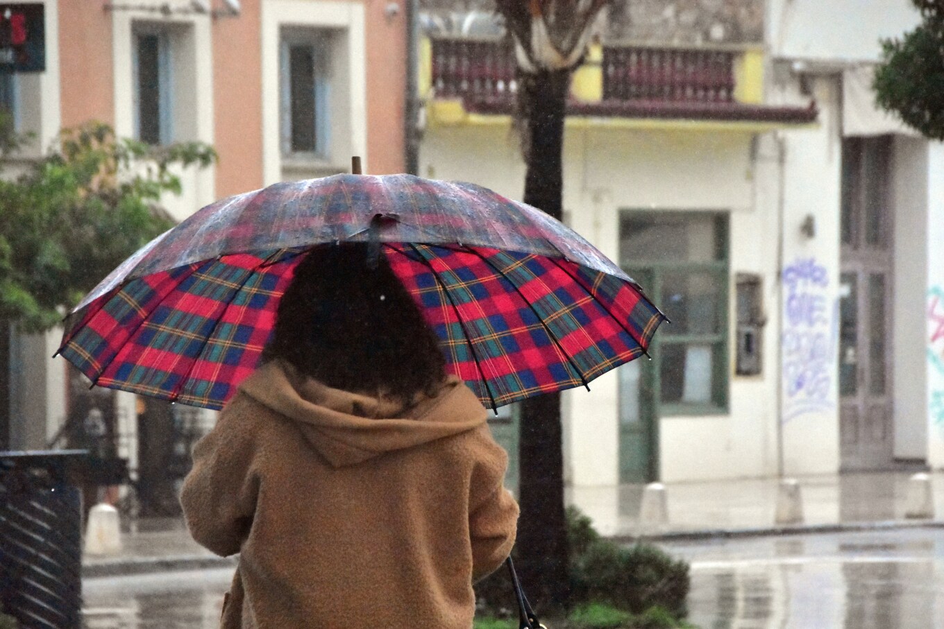الطقس: غائم مع توقعات لهطول أمطار متفرقة - درجة الحرارة تصل الي ٢٠ درجة في اتيكا